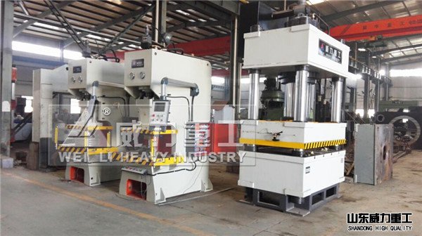 四柱油壓機(jī)油壓沖床生產(chǎn)車(chē)間