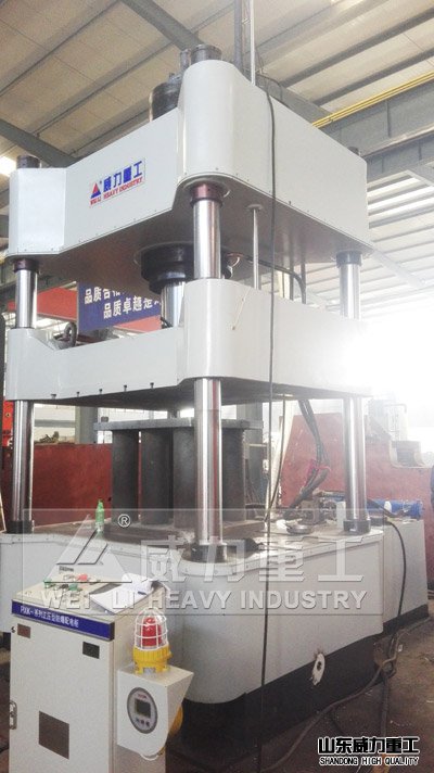 400噸四柱油壓機(jī)車間現(xiàn)場(chǎng)