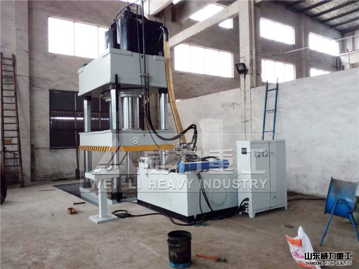 四柱油壓機客戶使用現(xiàn)場