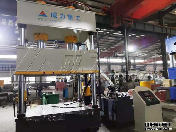 315噸樹(shù)脂線(xiàn)性排水溝成型油壓機(jī)